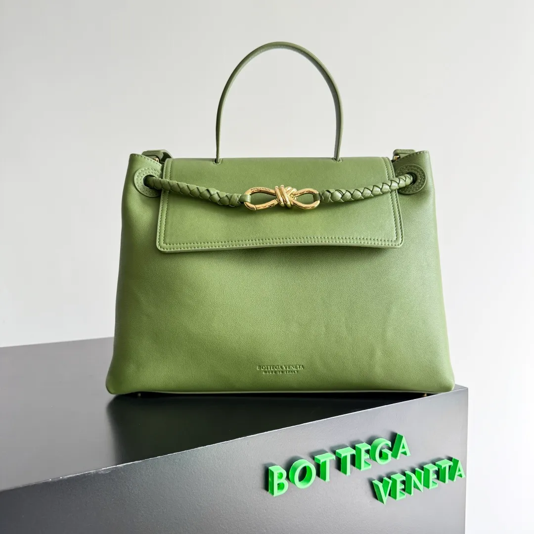 Batch 2360 BottegaVeneta Latest Ciao Ciao Bag Silky cowhide two-way flap handbag with signature twist detail, hidden hook closure, flap can be fastened to the front or attached to the INTRECCIATO woven interior pocket, comes with an adjustable and detachable crossbody strap, interior compartment, and also features a zippered pocket. The surprise flap has various shapes. Style 1 - Cover the bag surface and expose the knot decoration. Style 2 - Place the flap inside the bag. A buckle is also designed. Style 3 - The U-shaped position of the top handle in the hand bag. Style No.: 817231 Size: 34*26*15cm